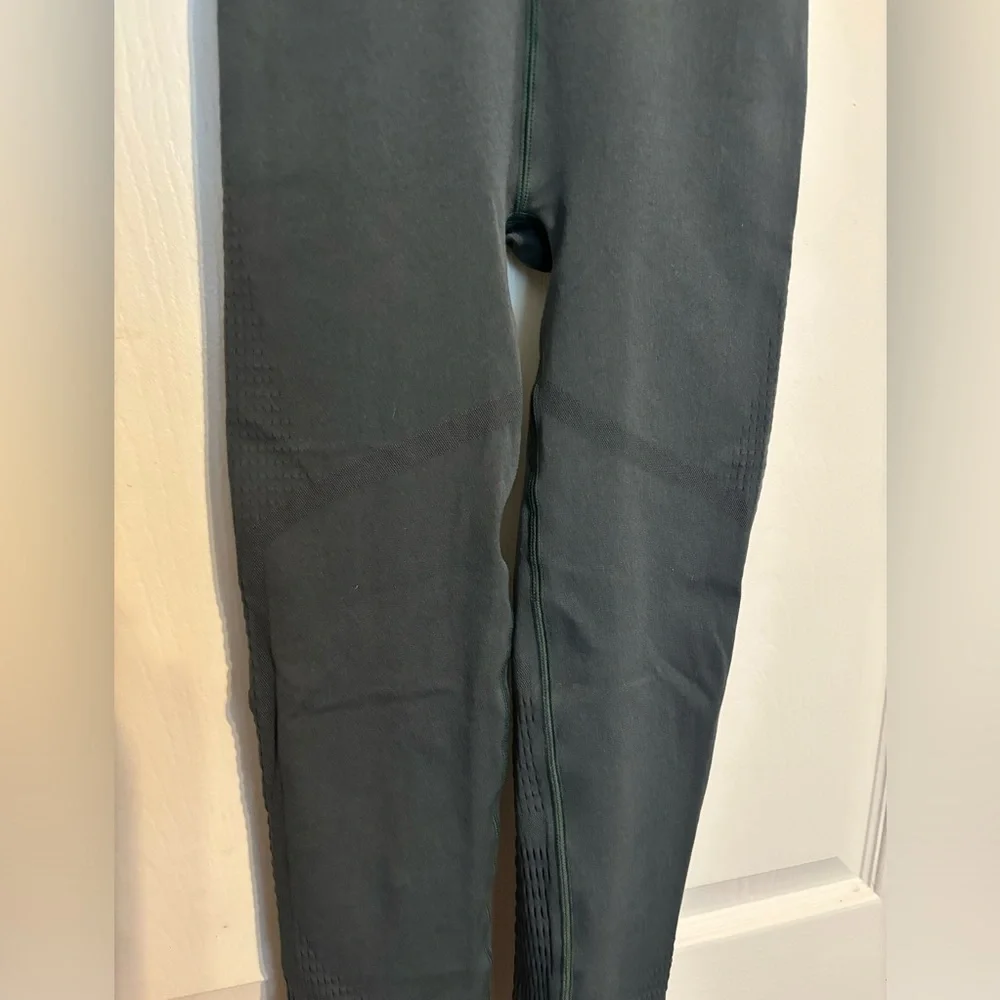Fabletics Women's Military Green Leggin Size Large - Picture 9 of 10